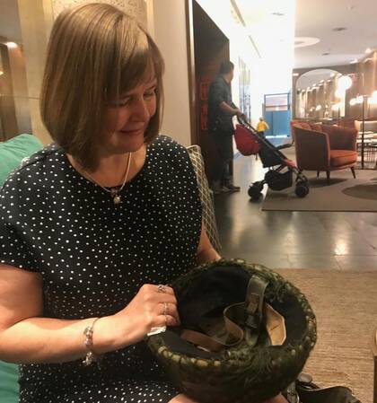 Susan Shaw con el casco de su hermano