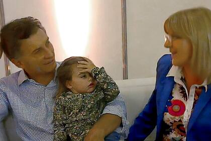 Mauricio Macri, su hija Antonia y Susana Martinengo, en un video que se viralizó en las redes sociales 