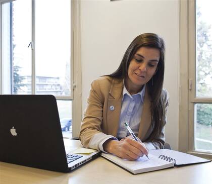 Ya en la oficina, en su rol de gerenta senior