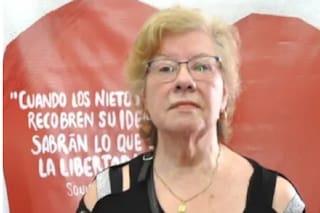 Asesinaron a la madre de un hijo de un desaparecido y le pintaron mensajes amenazantes en su casa