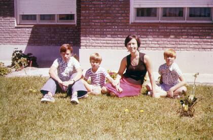 Susana Beatriz Álvarez de Mutto, con sus hijos