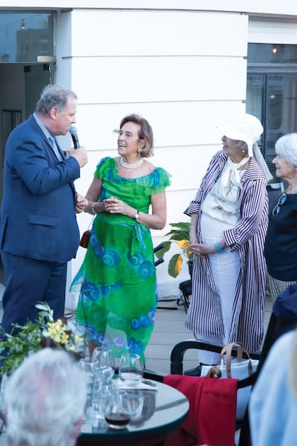 Susana Bencich escucha atentamente a su yerno, Jorge Born (está casado con  Celina Cabezas Bencich), que dedicó unas muy lindas palabras.
