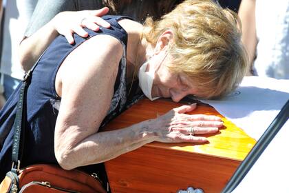 Susana Cart, la esposa de Bonin, despidió entre lágrimas a su marido