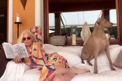 Susana disfruta de la lectura y la compañía de sus mascotas en su chacra uruguaya
