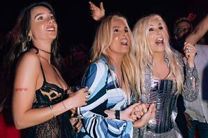 Susana Giménez Con su hija y nieta mirando hacia un costado sorprendidas