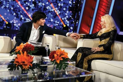 “¿Susana Giménez estuvo con el abuelo? ¿Era la madrastra de mi mamá?”, pensaba Agustín cuando era chico. En 2019, cuando tenía 18 años, el nieto de Monzón fue invitado al living del programa de Susana Giménez. Años antes, en 2005, la diva había invitado a Mercedes Beatriz “Pelusa” García. Al aire, la conductora le pidió disculpas por la relación que mantuvo con el boxeador: intenso y mediático, el romance empezó en 1974, cuando filmaban La Mary