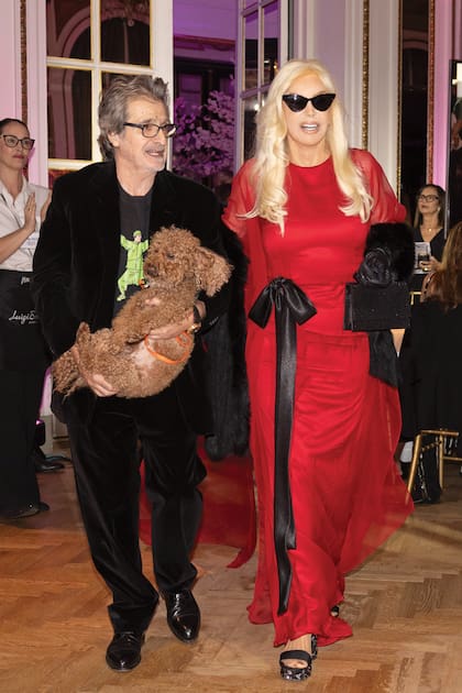 Susana Giménez llevó un vestido de Manuel González y sandalias de Chanel. Junto a ella, Eduardo Cohen, dueño del anticuario Arita que donó las joyas que se subastaron, con su caniche Tinto en brazos