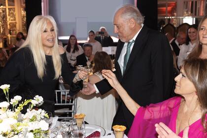 Susana Giménez ocupó una de las mesas en primera fila, la número 5, junto a sus amigos Gustavo Yankelevich y Rossella Della Giovampaola.