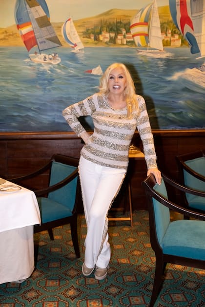 Susana Giménez posa en St. Tropez, el restaurante del Enjoy Punta del Este en el que disfrutó de una cena con amigos