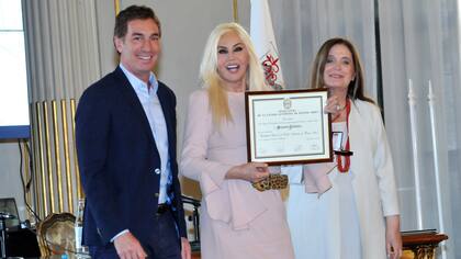Susana Giménez recibió la condecoración de manos de Diego Santilli