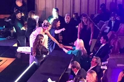 Susana Giménez se acerca a saludar a Mariana Fabbiani, antes del comienzo de la ceremonia