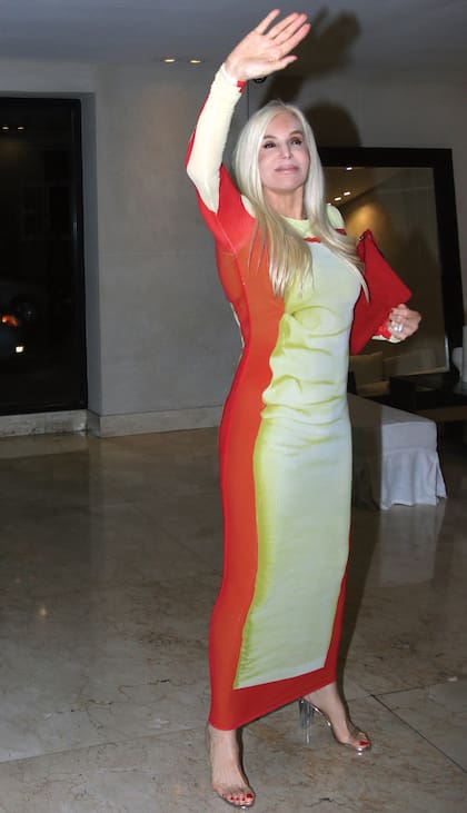 Susana Giménez voló especialmente desde Punta del Este para sorprender a su gran amiga. Se la vio espléndida con un diseño bicolor de silueta ceñida, confeccionado en malla semitransparente y estampado trompe-l’oeil, firmado por Loewe, y sandalias transparentes de Aquazzura.