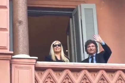 Susana Giménez y Javier Milei en el balcón de la Casa Rosada