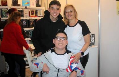 Susana junto a sus gemelos Máximo y Santino.