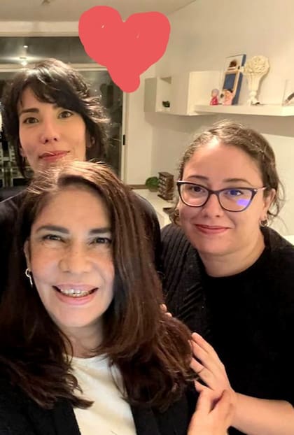 Susana Romero con sus dos hijas, en una imagen de 2023