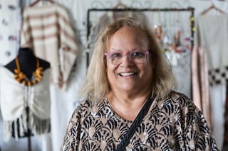 Arrancó con un puñado de huevos y hoy elabora hilo de seda en La Pampa