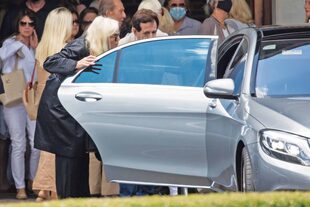 Susana voló desde Punta del Este, donde vive desde mayo de 2020, para despedir a su amigo. En la foto, despide a Mirtha Legrand tras el responso.