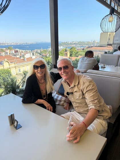Susana y Marley en la terraza de un restaurante de la calle Taksim, con vista al Bósforo/ Gentileza Telefe