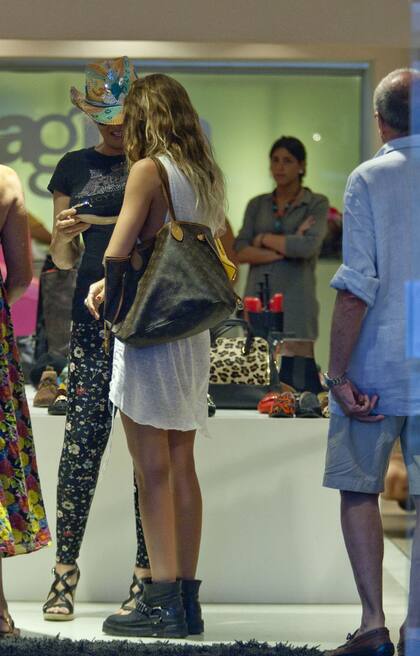 Susana y su nieta Lucía Celasco, de compras