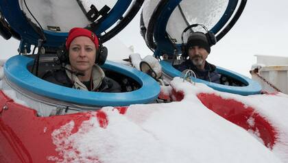 Susanne se prepara para sumergirse junto al piloto John Hocevar