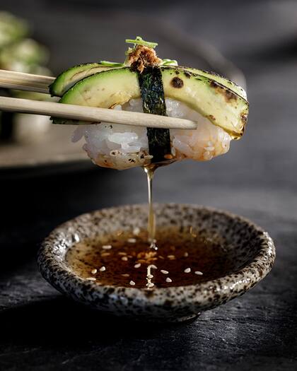 El niguiri avo es una de las opciones para el público vegano.