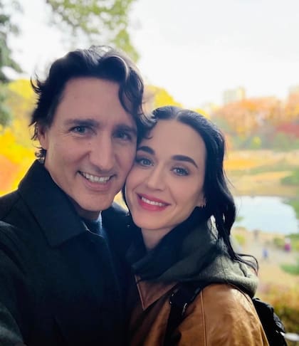 ¡Sushi y amor! Katy Perry y Justin Trudeau compartieron su primera imagen juntos en sus redes sociales. La cantante tomó la iniciativa y publicó una serie de postales de Japón, donde actualmente se encuentra con su gira, The Lifetimes Tour, muy bien acompañada por el ex primer ministro de Canadá