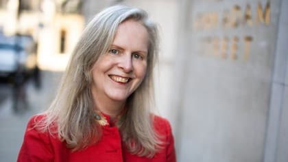 Susie Alegre sostiene que la fuerza de la voluntad no es suficiente para dejar de mirar el teléfono móvil todo el tiempo