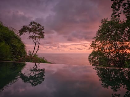 Suspendida sobre una ladera orientada al sur, la casa se asoma al océano Pacífico y se integra al paisaje con naturalidad.