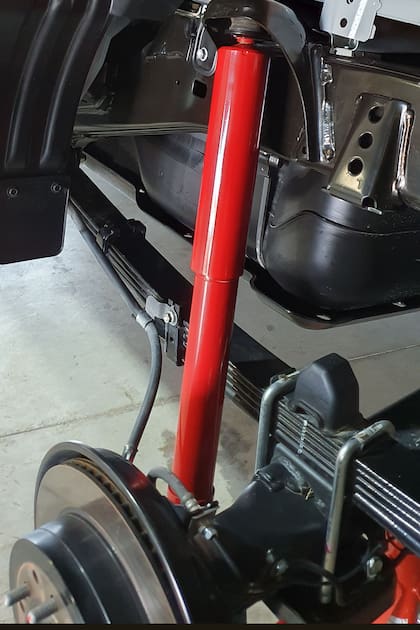 Suspensión. En el detalle del tren trasero de la Toyota Hilux GR-S IV se observa la nueva disposición de los amortiguadores