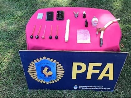 Sustancias y elementos secuestrados a un falso "chamán" en Ingeniero Maschwitz