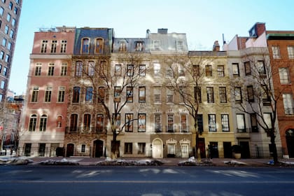 Sutton Place es considerado entre los más pudientes de la ciudad, con vistas a Queens y al East River colmado con edificios de departamentos de lujo.