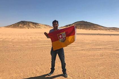 Suyash Dixit, el informático de la India que también fue uno de los conquistadores de Bir Tawil, exhibe su propia bandera