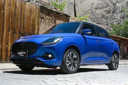 Suzuki lanzó en la Argentina el Swift híbrido, que se metió en el ranking de los modelos más baratos del país