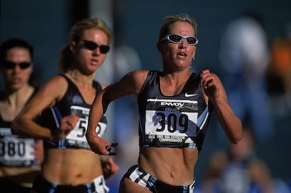 Suzy Favor Hamilton durante la prueba de 1500 m en el campeonato femenino de Estados Unidos en 2001