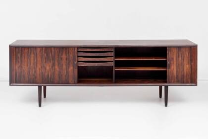 Sven Aage Larsen Manufactura danesa Faarup Møbelfabrik Vajillero con patas y dos puertas corredizas cajones y estantes en madera de palisandro