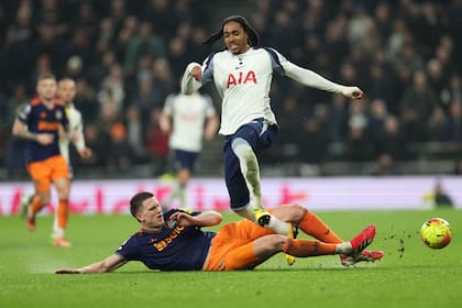 Sven Botman (Newcastle) se arroja al piso y cruza el avance de Djed Spence