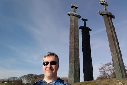Sverd i fjell  es un monumento ubicado en el fiordo Hafrsfjord, a las afueras de la ciudad noruega de Stavanger. Las espadas conmemoran la histórica Batalla de Hafrsfjord que tuvo lugar allí en el año 872, cuándo el rey Harald Fairhair reunió toda Noruega bajo su corona.