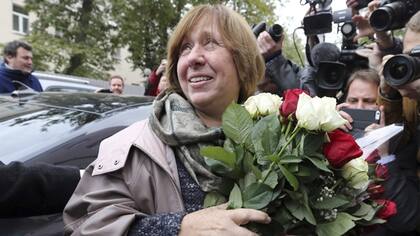 Svetlana Alexeievich llega a la rueda de prensa en Minsk, Bielorrusia