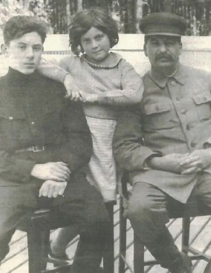 Svetlana junto a su hermano Vasili y su padre