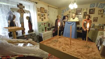 Svetlana y otros residentes oran en una iglesia ortodoxa rusa situada en el sótano de su casa