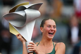 Svitolina y Kostyuk alzan trofeos por la Ucrania devastada por la guerra en las canchas de tenis