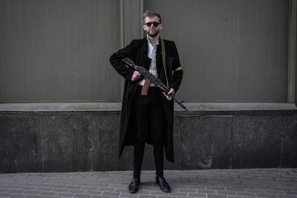 Svyatoslav Yurash, 26, un abogado miembro del partido del presidente Zelensky, posa con su arma mientras patrulla el centro de Kiev el 26 de febrero de 2022