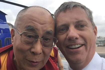 Swaffer, el piloto, junto al Dalai Lama