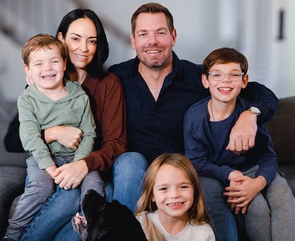 Swalwell inició su carrera electoral en 2010 al obtener un espacio en el concejo de Dublin con solo 29 años, para luego iniciar una trayectoria en el Congreso que ya suma más de una década de experiencia