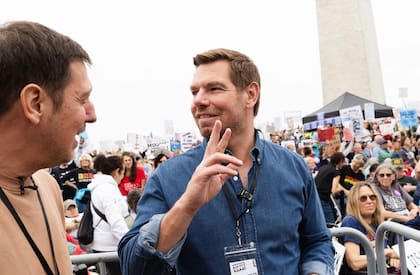 Swalwell se comprometió a defender a California frente a una ofensiva federal que, según su descripción, militarizó espacios públicos, eliminó financiamiento para la investigación del cáncer y desmanteló proyectos climáticos