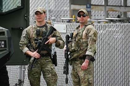 SWAT montó guardia antes del despegue para asegurarse de que no haya intrusos en la misión