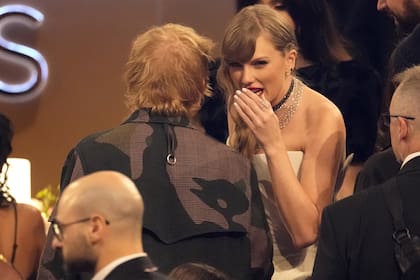 Swift chusmea con el músico Ed Sheeran durante la ceremonia; el cantante inglés ha contado anteriormente que ambos son muy amigos y han tenido "largas, largas conversaciones" porque ella es alguien que verdaderamente lo entiende