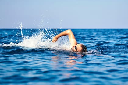 Según una publicación de la revista especializada Healthline, la natación favorece el buen sueño