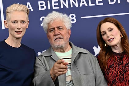 Swinton, Almodóvar y Moore presentaron La habitación de al lado, hoy, en el festival de Venecia