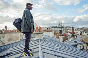 Sy se sube a los techos de París como el ladrón con conciencia Diop.